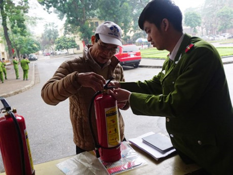 Hà Nội - Cấp phát bình chữa cháy miễn phí cho nhiều hộ dân và phát động tập huấn an toàn pccc cho người dân 1